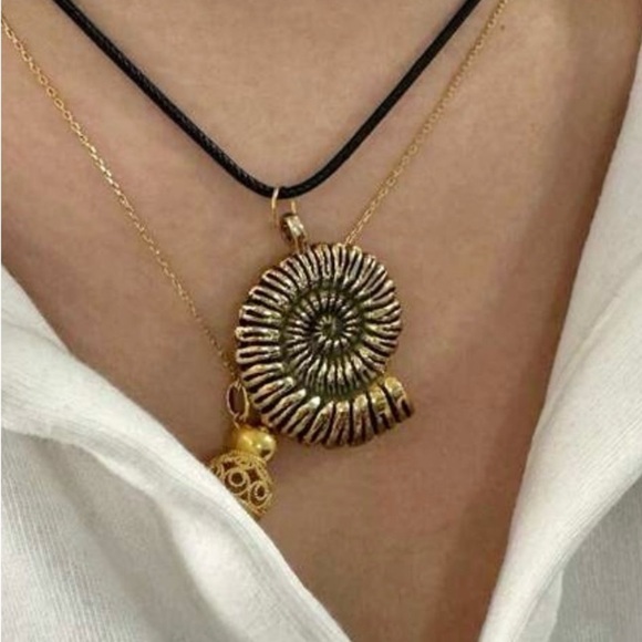 Little Mermaid Ariel Enchanted Nautilus Sea Shell Glow in the Dark Necklace - Picture 3 of 4